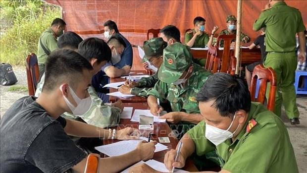 La guardia fronteriza recibe a las personas que regresaron de Camboya. (Fotografía: VNA)