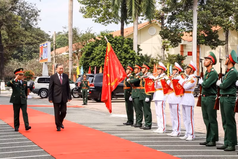 El secretario general del Partido Comunista de Vietnam, To Lam, visita Comando Militar de la provincia de Binh Duong. (Foto: baobinhduong.vn)
