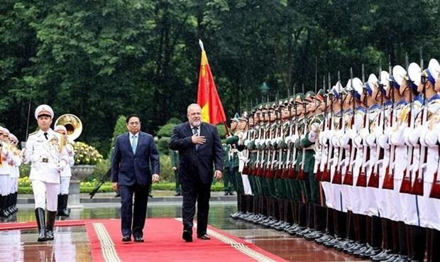 El primer ministro de Vietnam, Pham Minh Chinh, y su homólogo cubano, Manuel Marrero Cruz, pasan revista a la Guardia de honor. (Fotografía: VNA)