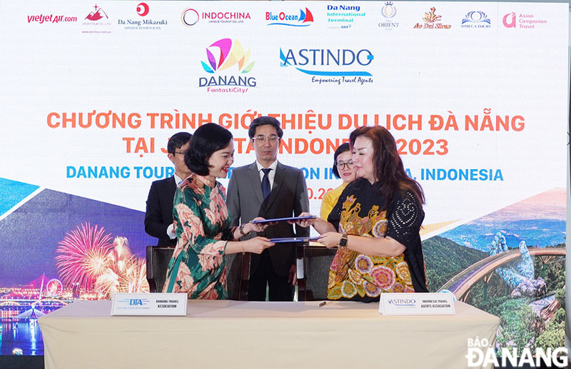 La firma del acuerdo de cooperación (Fotografía: baodanang.vn)