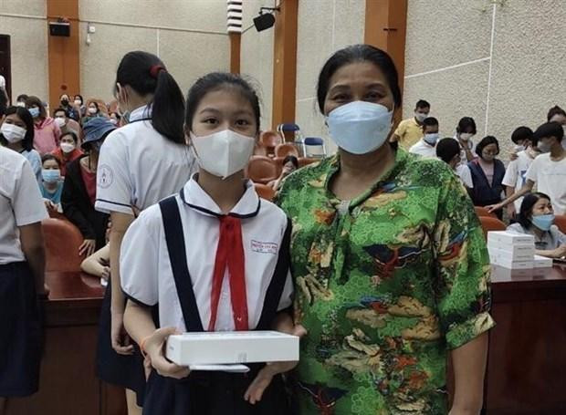 Entrega de herramientas de aprendizaje a estudiantes afectados por la pandemia de Covid-19. (Fotografía: VNA)