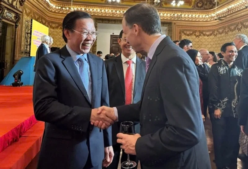 El presidente del Comité Popular de Ciudad Ho Chi Minh, Phan Van Mai, en una reunión con agencias diplomáticas extranjeras en la ciudad con motivo del 79 aniversario del Día Nacional del 2 de septiembre. (Foto: VOV)