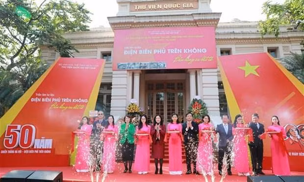 La exposición “Dien Bien Phu en el aire-La epopeya inmortal” se inaugura en la Biblioteca Nacional de Vietnam. (Fotografía: VNA)