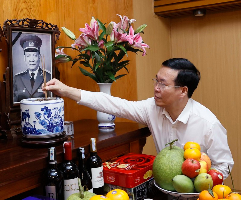 El presidente de Vietnam, Vo Van Thuong, rinde tributo al difunto presidente Le Duc Anh. (Foto: VNA)