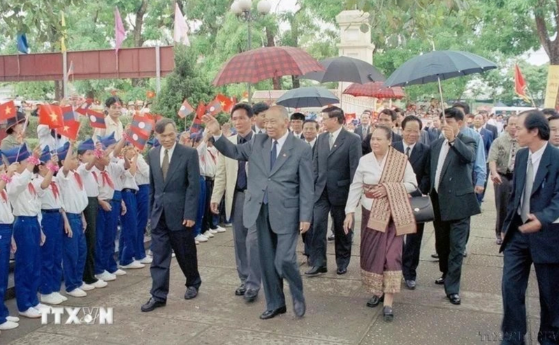 Niños de la comuna de Kim Lien (distrito de Nam Dan, provincia de Nghe An) - ciudad natal del Presidente Ho Chi Minh - recibieron al presidente del Partido Popular Revolucionario y presidente de Laos, Khamtay Siphandone durante su visita en 2002. (Foto: VNA)