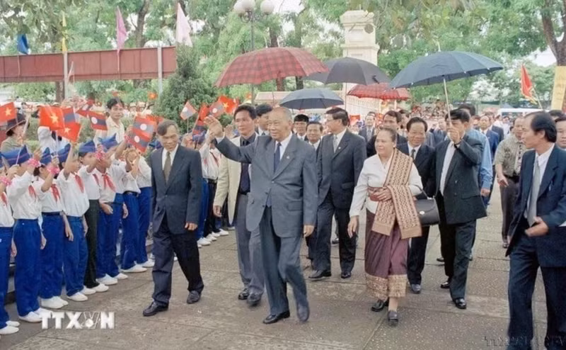 Niños de la comuna de Kim Lien (distrito de Nam Dan, provincia de Nghe An) - ciudad natal del Presidente Ho Chi Minh - recibieron al presidente del Partido Popular Revolucionario y presidente de Laos, Khamtay Siphandone durante su visita en 2002. (Foto: VNA)