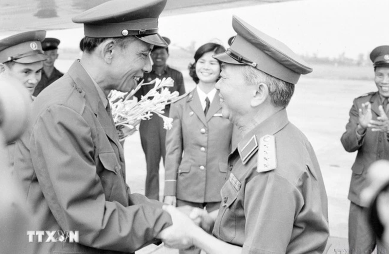 El ministro de Defensa de Vietnam, General Vo Nguyen Giap (derecha), recibe al viceprimer ministro y titular de Defensa de Laos, Khamtay Siphandone, durante su visita a Vietnam en 1977. (Foto: VNA)