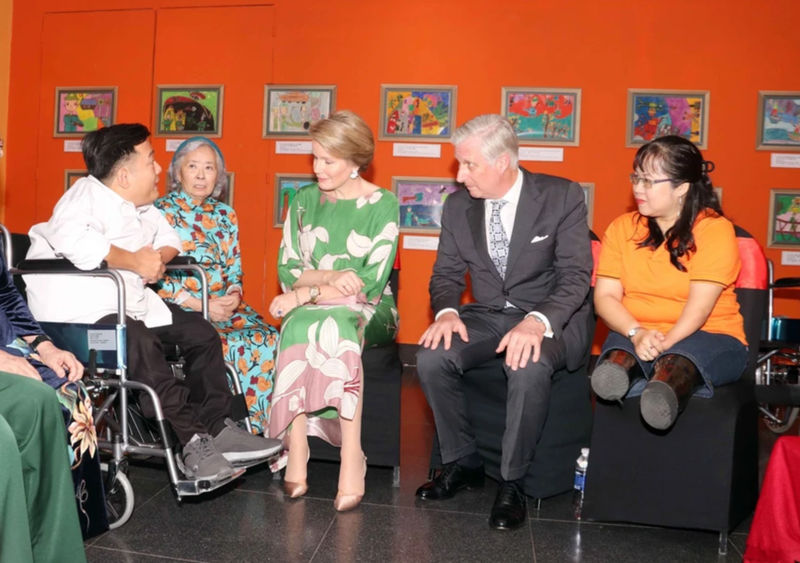  El rey Felipe y la reina Matilde de Bélgica se reúnen con víctimas adolescentes del Agente Naranja/dioxina. (Foto: VNA)