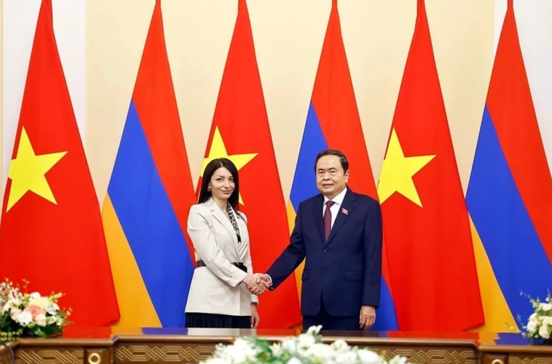El presidente de la Asamblea Nacional vietnamita, Tran Thanh Man y Hasmik Hakobyan, presidenta del Grupo Parlamentario de Amistad Armenia-Vietnam (Foto: VNA)