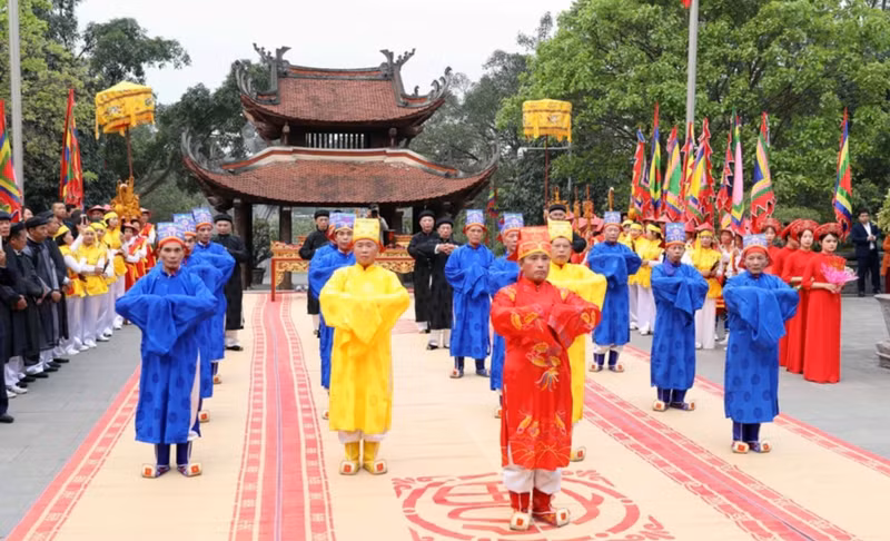 Delegados rinden homenaje en el templo dedicado a Lac Long Quan. (Foto: VNA)