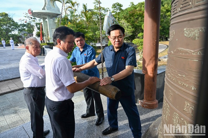 El presidente de la Asamblea Nacional de Vietnam, Vuong Dinh Hue, y otros delegados en el Cementerio de mártires de guerra en la ciudad de Hue. 
