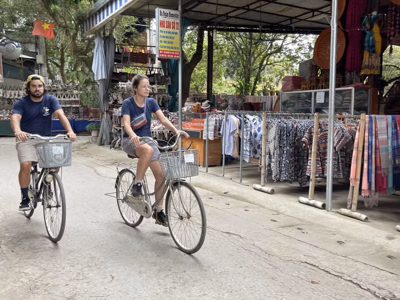 Además de alquilar trajes tradicionales de las minorías étnicas para tomarse fotos, a los turistas les encanta montar en bicicletas para recorrer el pueblo y sus alrededores.
