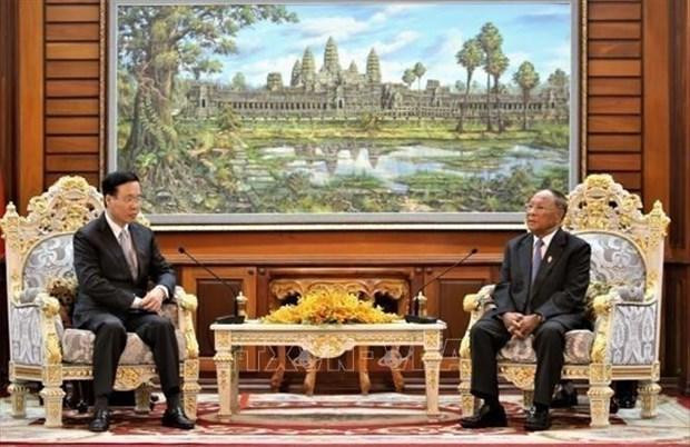 El miembro del Buró Político y permanente del Secretariado del PCV, Vo Van Thuong, fue recibido por el presidente honorario del PPC y presidente de la Asamblea Nacional, Heng Samrin. (Fotografía: VNA)