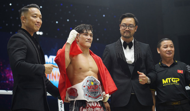 Nguyen Tran Duy Nhat gana el cinturón de plata. (Fotografía: hanoimoi.com.vn)
