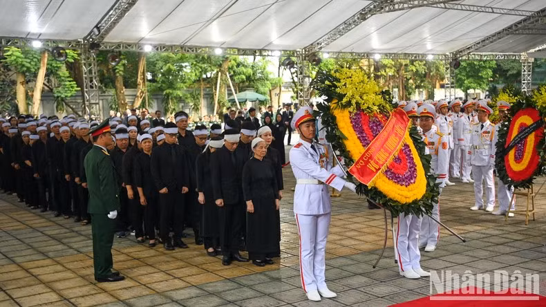 La familia del secretario general del PCV, Nguyen Phu Trong, rinde homenaje al dirigente paridista. 