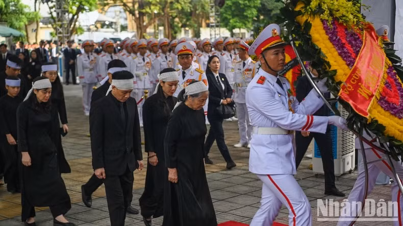 La familia del secretario general del PCV, Nguyen Phu Trong, incluido su esposa, hijos, nietos y bisnietos, rinde homenaje al dirigente paridista.