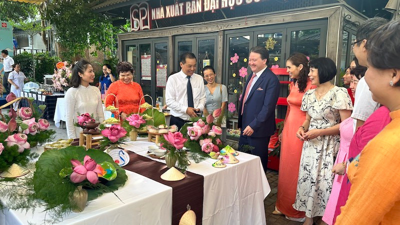 El embajador de EE. UU., Marc Knapper, y los delegados disfrutaron de la cocina vietnamita en el Festival. 
