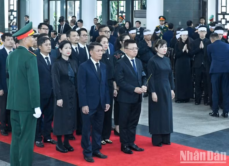 La delegación de la Asociación de Periodistas de Vietnam, encabezada por Le Quoc Minh, miembro del Comité Central del PCV, presidente-editor del periódico Nhan Dan, subjefe de la Comisión de Comunicación y Educación del Comité Central y presidente de esa asociación.