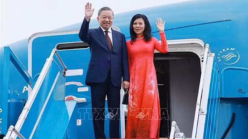 El secretario general del Partido Comunista de Vietnam y el presidente del país, To Lam, y su esposa en el Aeropuerto Internacional de Noi Bai, en Hanói.