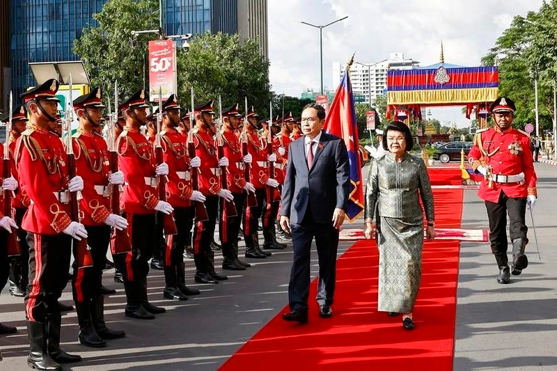 El presidente de la Asamblea Nacional de Camboya, Samdech Khuon Sudary (derecha), preside una solemne ceremonia de bienvenida para el presidente de la Asamblea Nacional, Tran Thanh Man. (Foto: VNA)