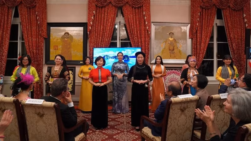 En el marco del programa, se llevan a cabo las actuaciones de los trajes tradicionales del pueblo vietnamita (Foto: VNA)