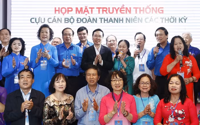 El presidente Vo Van Thuong se reunió con cerca de 400 ex funcionarios de la Unión de Jóvenes Comunistas Ho Chi Minh (Fotografía: VNA)