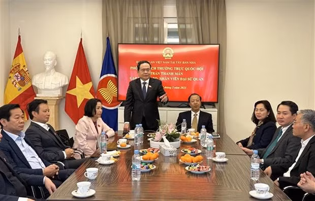 El vicepresidente de la Asamblea Nacional de Vietnam Tran Thanh Man visita la Embajada de Vietnam en España.
