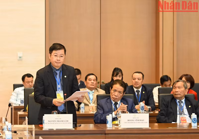 El viceministro de Información y Comunicación Nguyen Thanh Lam presenta un informe en el evento.