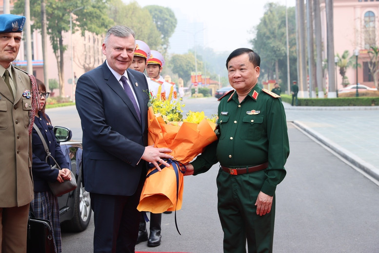 El teniente general Hoang Xuan Chien, miembro del Comité Central del Partido Comunista de Vietnam, miembro de la Comisión Militar Central y viceministro de Defensa Nacional, con el viceministro de Defensa de Polonia, Pawel Bejda. (Foto: VGP)