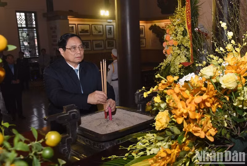 Minh Chinh ofrece incensos en homenaje al Presidente Ho Chi Minh.
