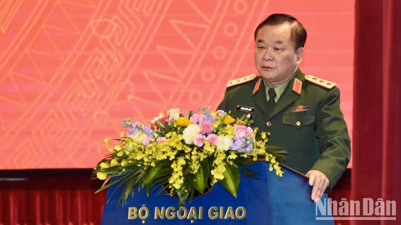El mayor teniente superior Hoang Xuan Chien, viceministro de Defensa Nacional, presenta su ponencia.