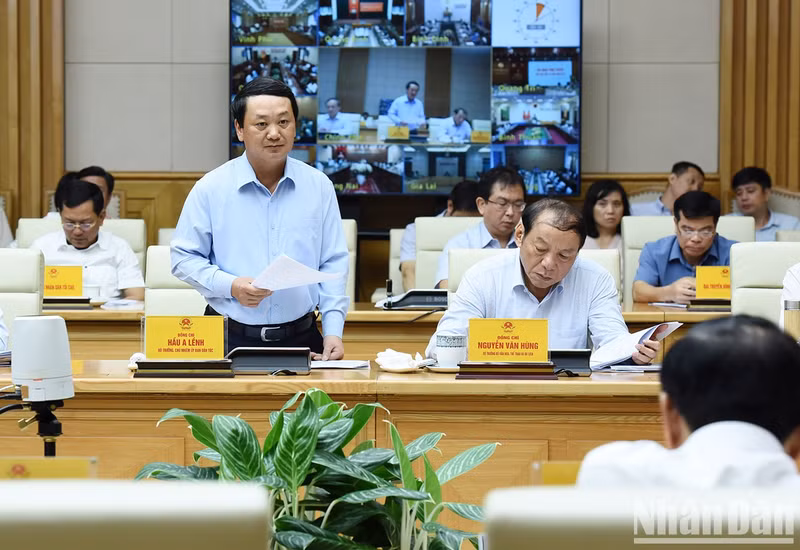 El ministro Hau A Lenh, jefe del Comité de Asuntos Étnicos del Gobierno, interviene en la cita.