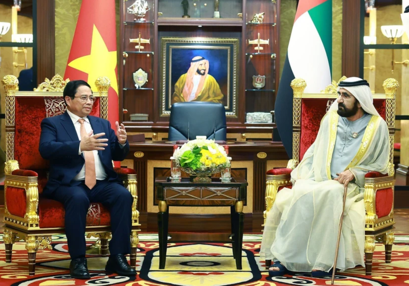 El primer ministro de Vietnam, Pham Minh Chinh (izquierda), mantiene conversaciones con el vicepresidente y primer ministro de los Emiratos Árabes Unidos, el jeque Mohammed bin Rashid Al Maktoum, en Dubái el 28 de octubre de 2024 (hora local) (Foto: VNA)