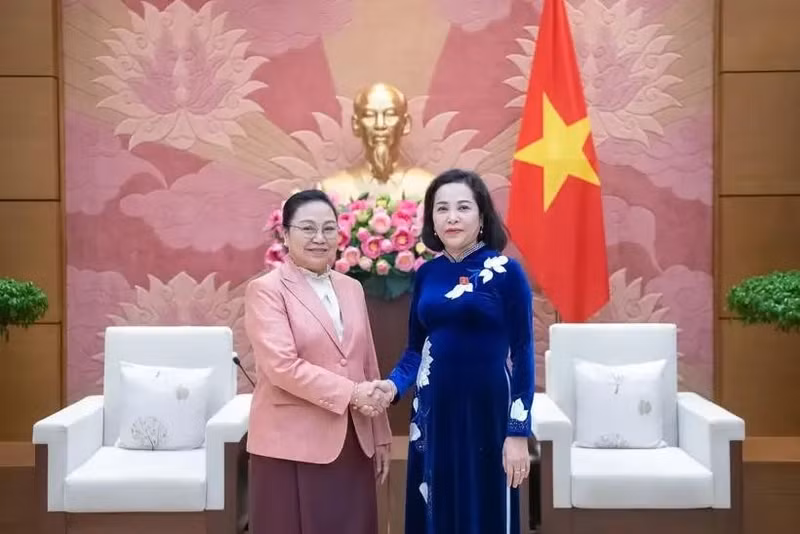 La vicepresidenta de la Asamblea Nacional de Vietnam Nguyen Thi Thanh (derecha) y la embajadora de Laos en Hanói, Khamphao Ernthavanh. (Foto: VNA)