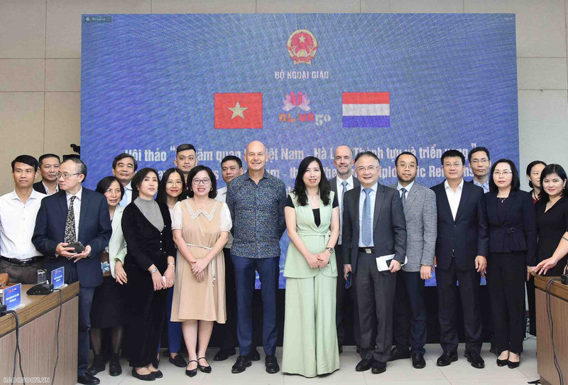 La vicecanciller vietnamita Le Thi Thu Hang y delegados (Foto: baoquocte.vn)