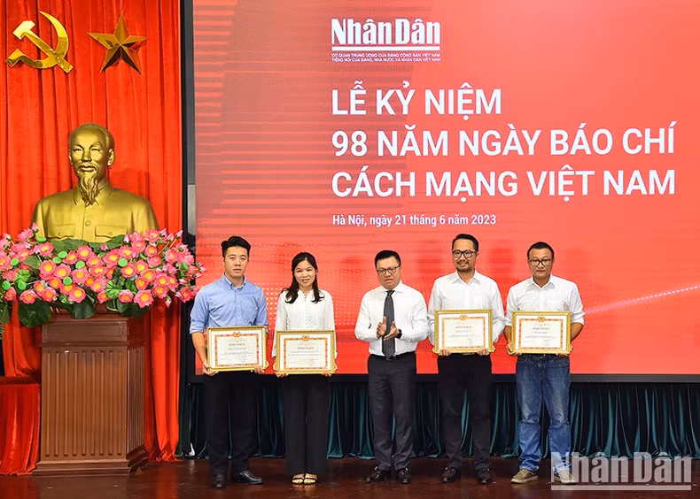 Colectivos e individuos con logros destacados reciben el certificado de mérito del presidente-editor del diario Nhan Dan.