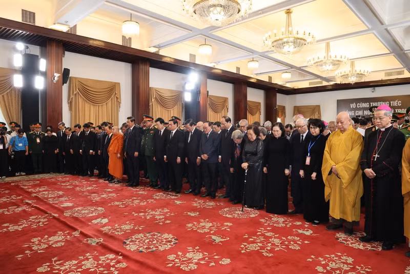 Los delegados en Ciudad Ho Chi Minh guardan silencio en memoria del secretario general Nguyen Phu Trong (Foto: VNA)