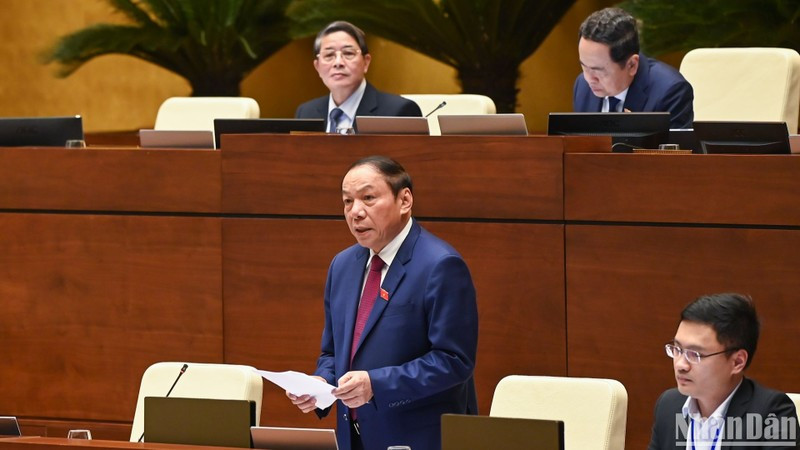 El ministro de Cultura, Deportes y Turismo, Nguyen Van Hung, responde a las preguntas. 
