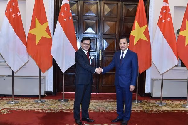 El viceprimer ministro vietnamita, Le Minh Khai (derecha) recibe al vicepremier y ministro coordinador de Políticas Económicas de Singapur, Heng Swee Keat (Fotografía: VGP)
