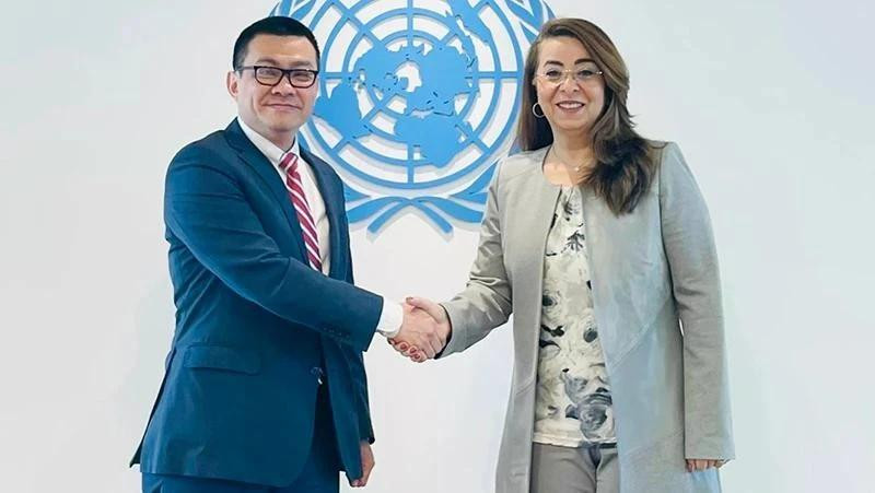 La directora ejecutiva de la Oficina de las Naciones Unidas contra la Droga y el Delito (UNODC), Ghada Fathi Waly, y el embajador Vu Le Thai Hoang, representante permanente de Vietnam ante la ONU y las organizaciones internacionales en Viena, Austria. (Foto: Nhan Dan)