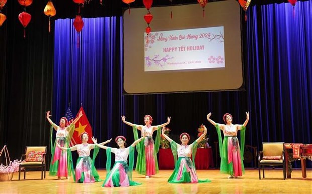 Una de las actuaciones artísticas en el evento del Tet celebrado en Estados Unidos (Foto: VNA)