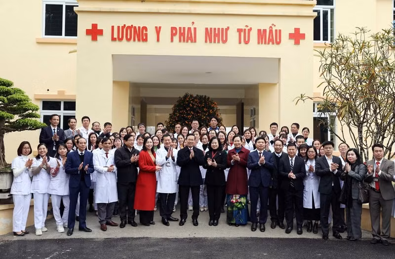 El presidente de Vietnam, Vo Van Thuong, y los médicos de la estación médica de la comuna de Thanh Phong, distrito de Thanh Liem. (Foto: VNA)