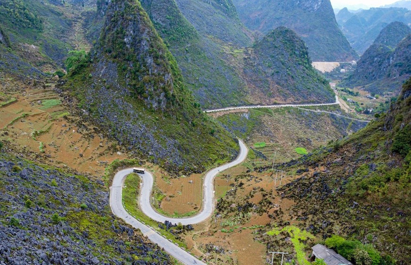 Carretera Nacional 4C - "Camino de la Felicidad", sección que pasa por el distrito de Meo Vac. 