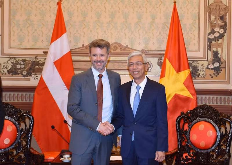 El vicepresidente del Comité Popular de Ciudad Ho Chi Minh Vo Van Hoan (derecha) y príncipe heredero Frederik de Dinamarca (Fotografía: hcmcpv.org.vn)