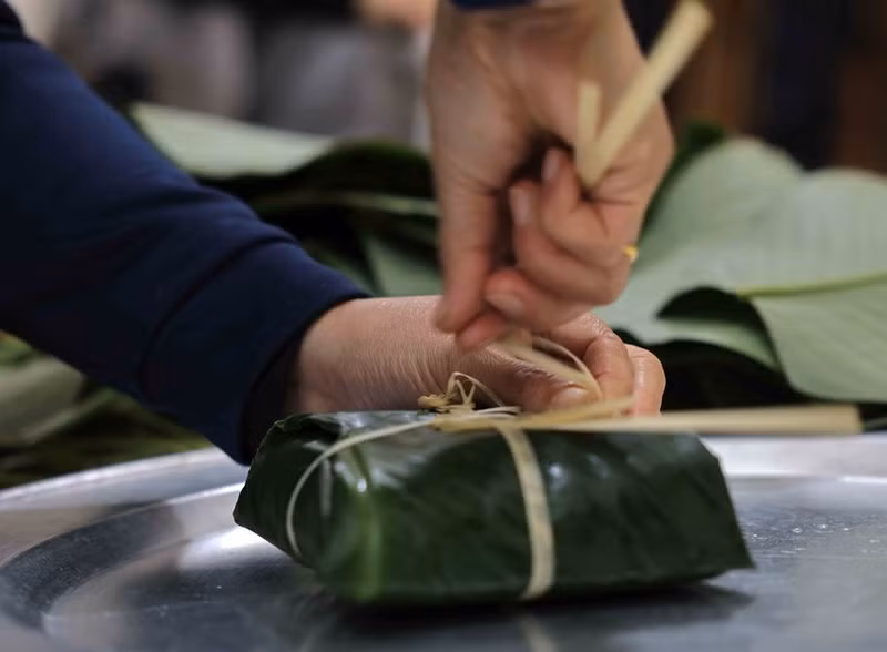 Las cuerdas de bambú para elaborar Banh chung son suaves y flexibles.