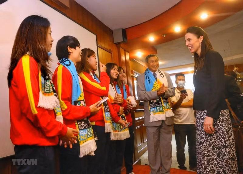 La primera ministra de Nueva Zelanda, Jacinda Ardern y las jugadoras vietnamitas.