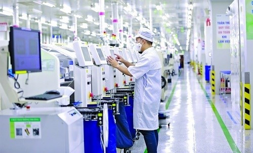 Aplicación de la tecnología digital ayuda a las empresas a desarrollarse de manera sostenible. (Fotografía: thoibaonganhang.vn)