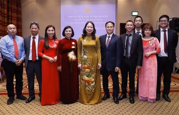 La vicepresidenta de Vietnam, Vo Thi Anh Xuan, y funcionarios diplomáticos connacionales. (Foto: VNA)