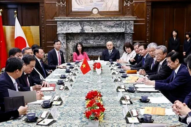 El presidente de la Asamblea Nacional de Vietnam, Tran Thanh Man, y el presidente del Senado de Japón, Sekiguchi Masakazu en la firma del acuerdo de cooperación. (Foto: VNA)