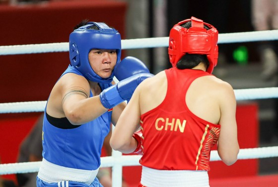 La boxeadora vietnamita Luu Diem Quynh (camisa azul) (Fotografía: thethao.sggp.org.vn)